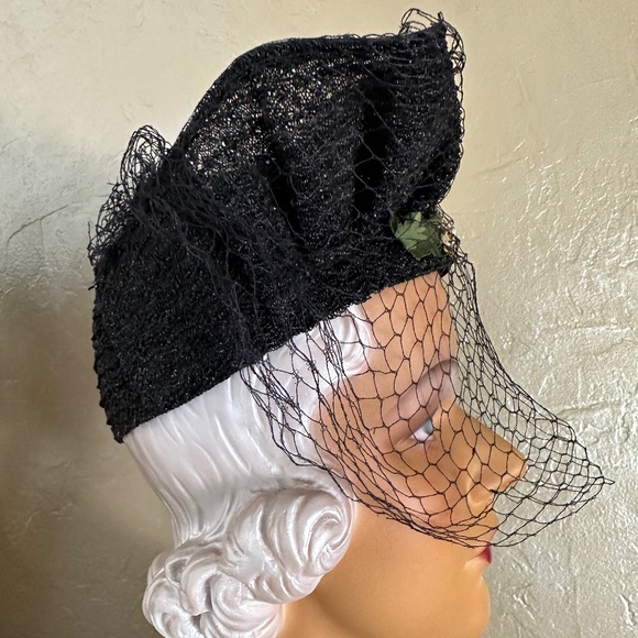 GLORIOUS 1930s\' BLACK FINE  STRAW TOQUE WITH FULL VEIL AND FABRIC FLOWERS main image 8